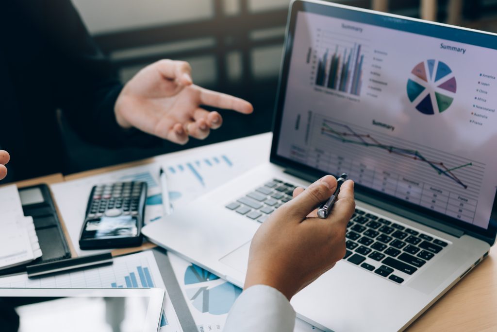 handshake-Spitzenabdeckungen-Kostenvorteile-weniger-Ausschusswaren-schnelle-Amortisation-Low-Tec-High-Revenue